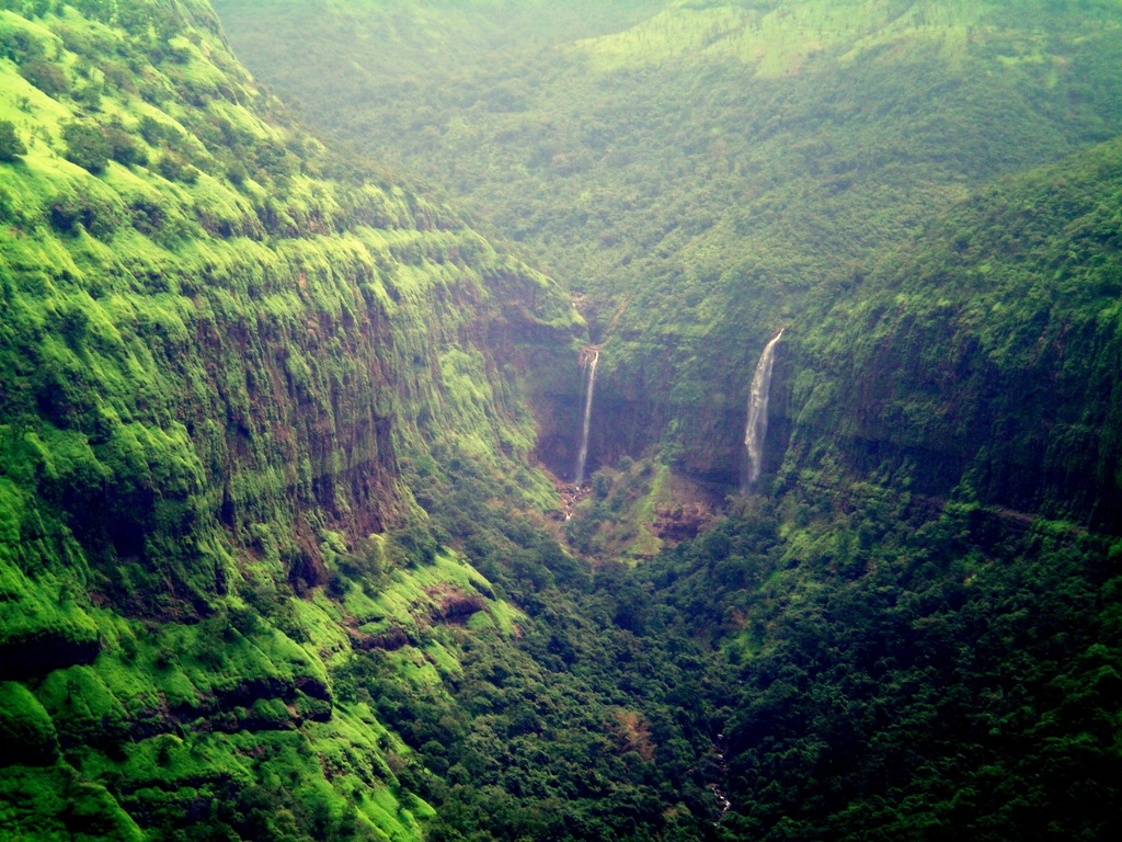 Varandha Ghat in monsoon season (3)